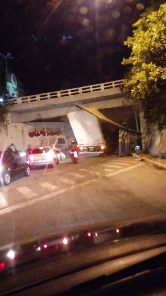 Carreta ficou presa ao tentar passar por viaduto