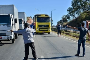 Caminhoneiros protestam e interditam trânsito em Minas 