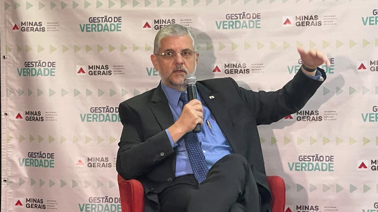 Segundo o secretário de Estado de Fazenda, Gustavo Barbosa, reajuste da educação teve impacto "bem maior" no orçamento do que a alta de 300% nos salários do alto escalão do governo de Minas