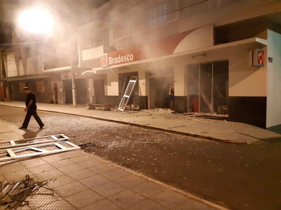 Bandidos fazem reféns e explodem agência bancária no Sul de Minas