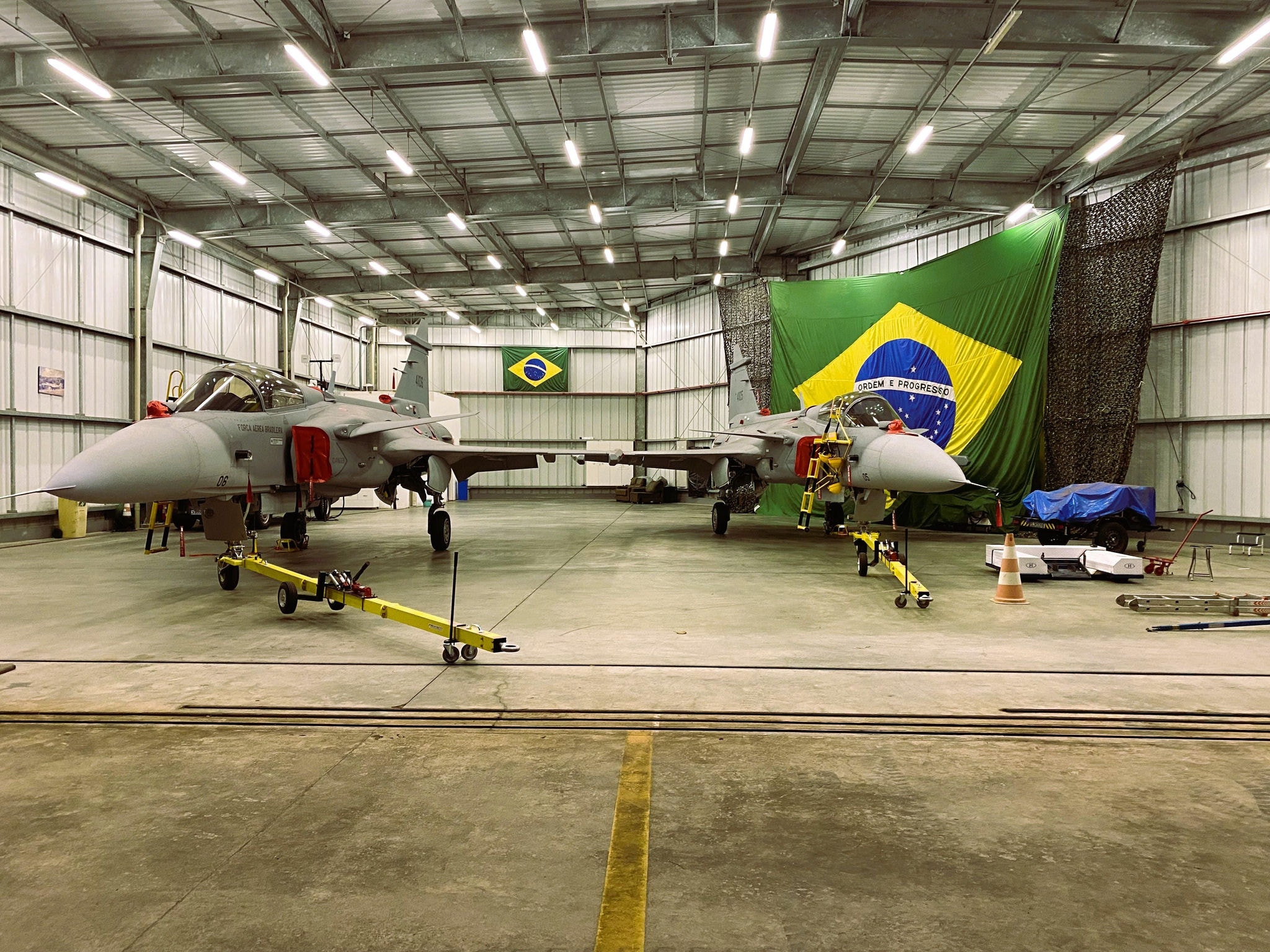 Na fábrica da Embraer, 15 das 36 unidades do caça serão produzidas por engenheiros e técnicos brasileiros que passaram por treinamentos teóricos e práticos na sede da empresa sueca Saab, em Linköping