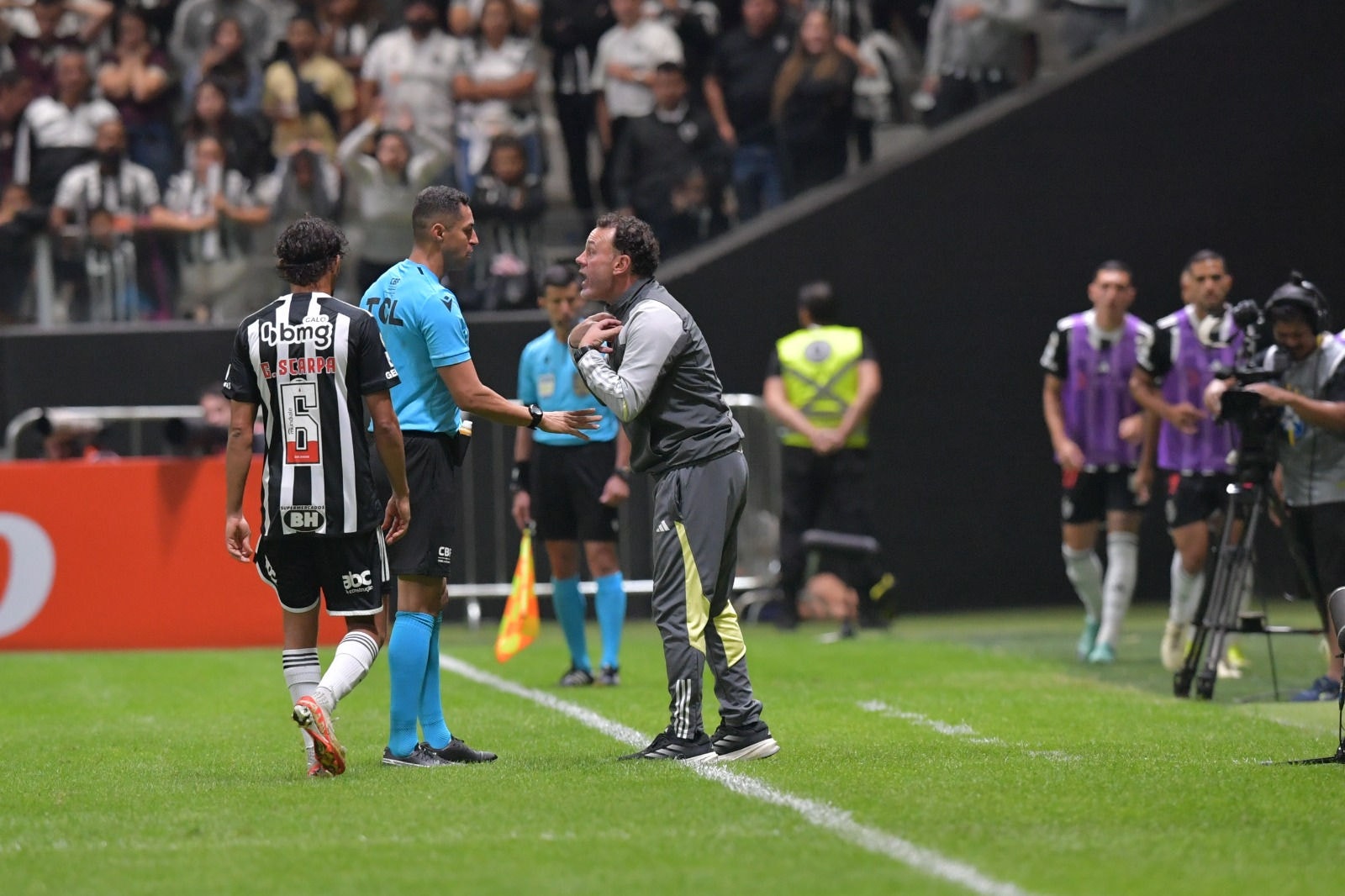 Milito conversa com árbitro Rodrigo José Pereira de Lima, durante a partida entre Atlético e Palmeiras, na Arena MRV