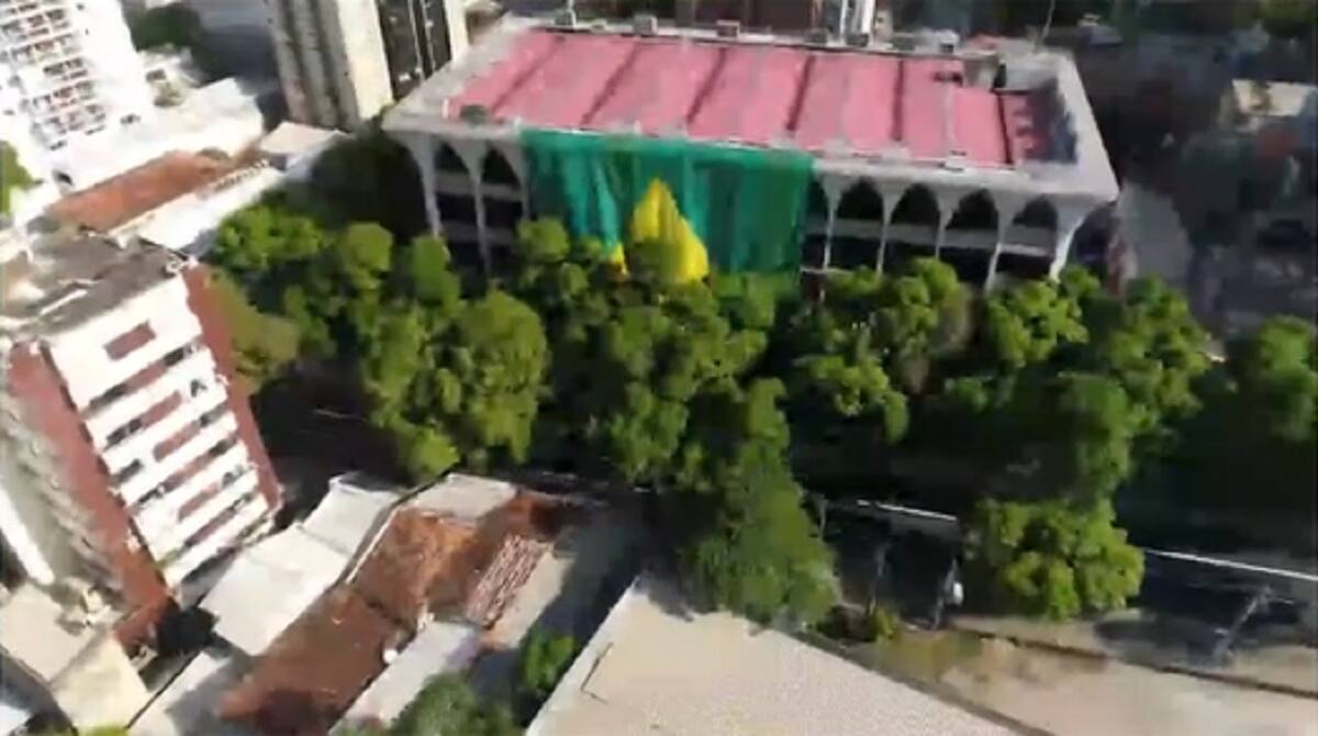 Uma gigantesca bandeira do Brasil foi estendida na fachada da mais antiga Assembleia de Deus no país