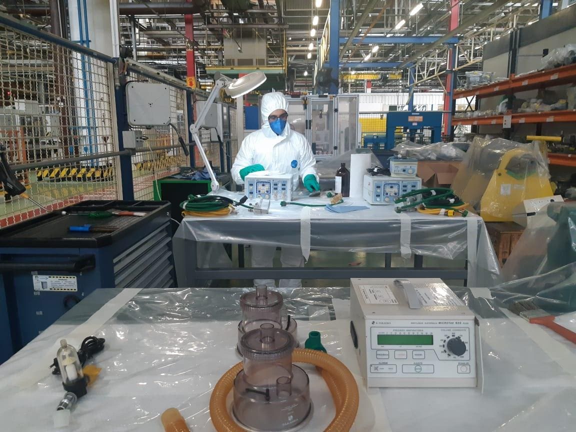 Profissionais da FCA trabalham no conserto dos respiradores no laboratório de eletrônica da fábrica da montadora em Betim