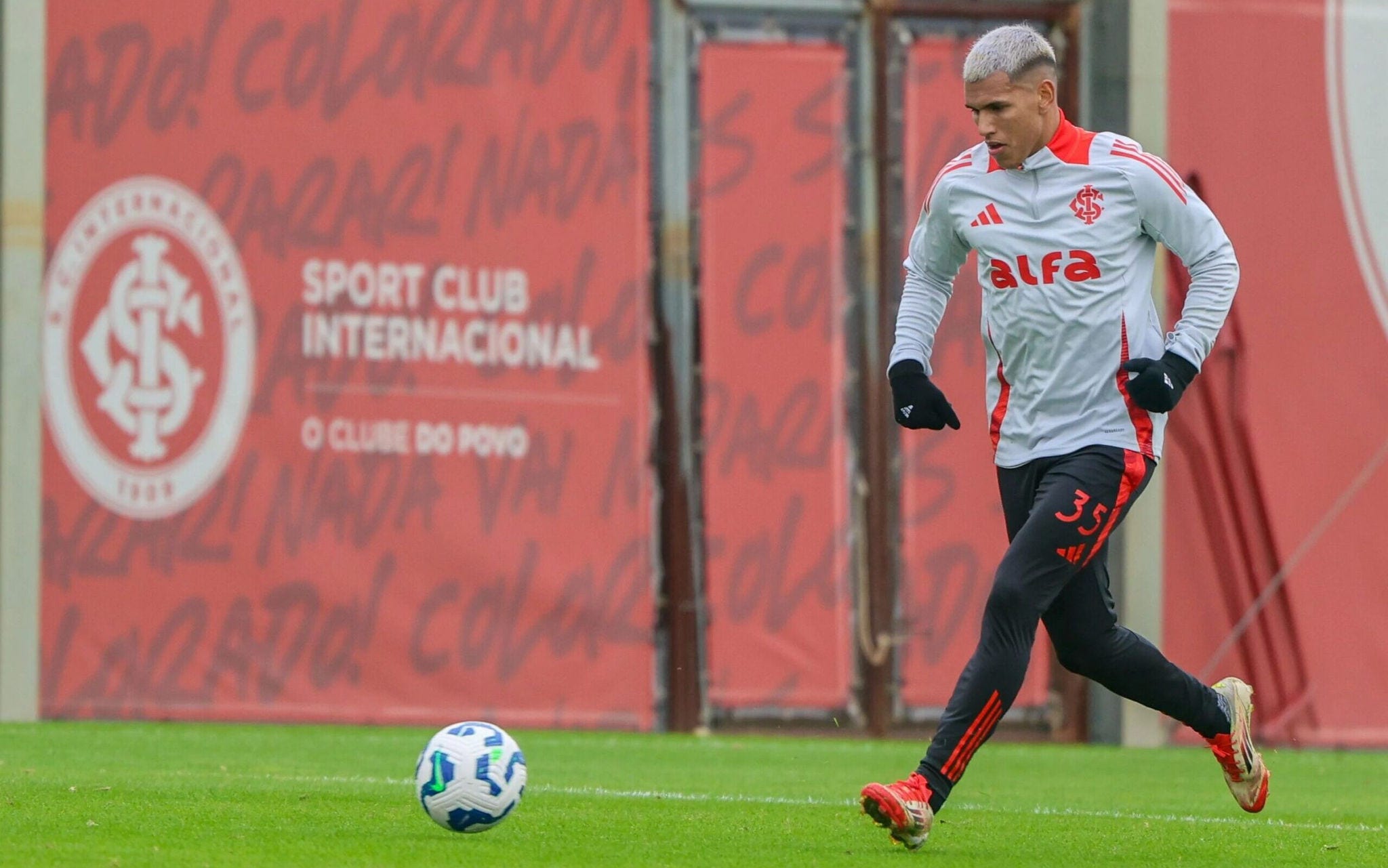Braian Aguirre, lateral-direito do Internacional, treina no CT Parque Gigante (Foto: Ricardo Duarte/SC Internacional)