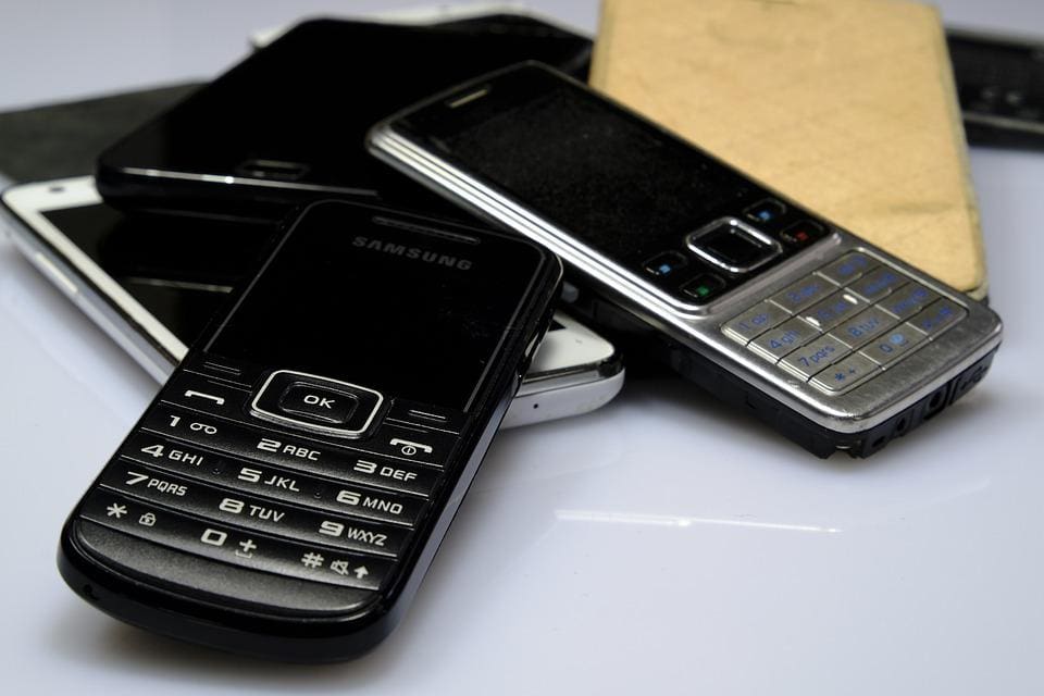 Estimativa é que cerca de 5 bilhões de celulares foram descartados no país só em 2022