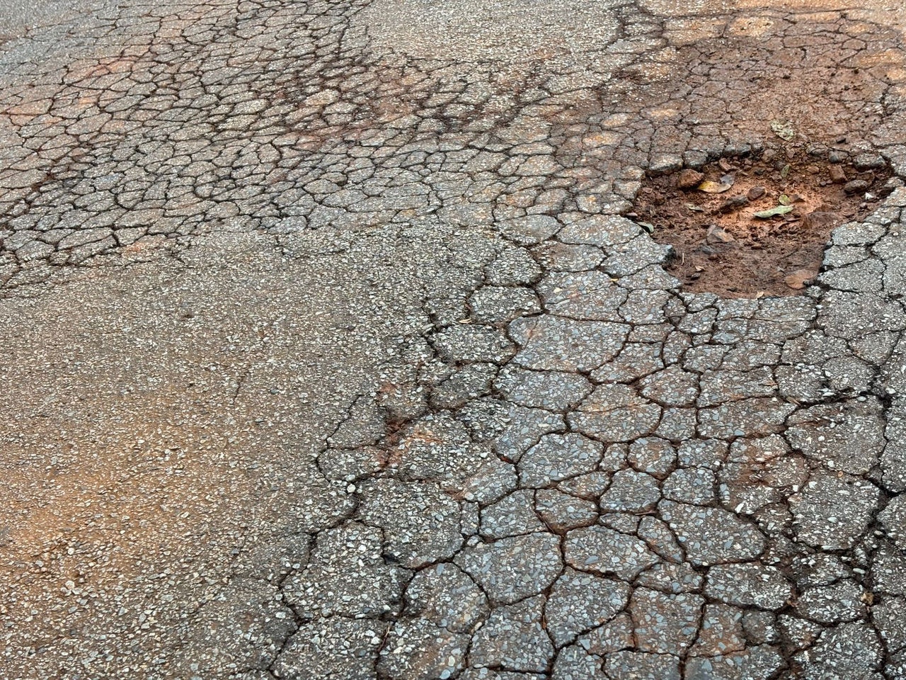 Buracos prejudicam o trânsito no bairro Santa Amélia, na região da Pampulha, em BH  