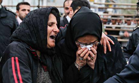 A mãe de Balal, aos prantos, abraçou a mãe que teve o filho assassinado. As duas seguiram chorando abraçadas, como mostra uma foto da agência oficial Isna