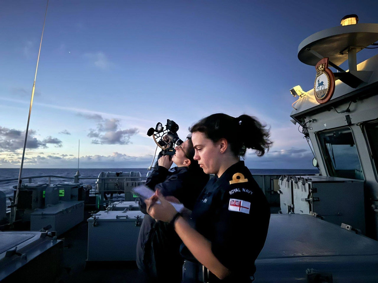 Tripulantes do HMS Trent, navio de patrulha do Reino Unido que está sendo deslocado para a região da Guiana