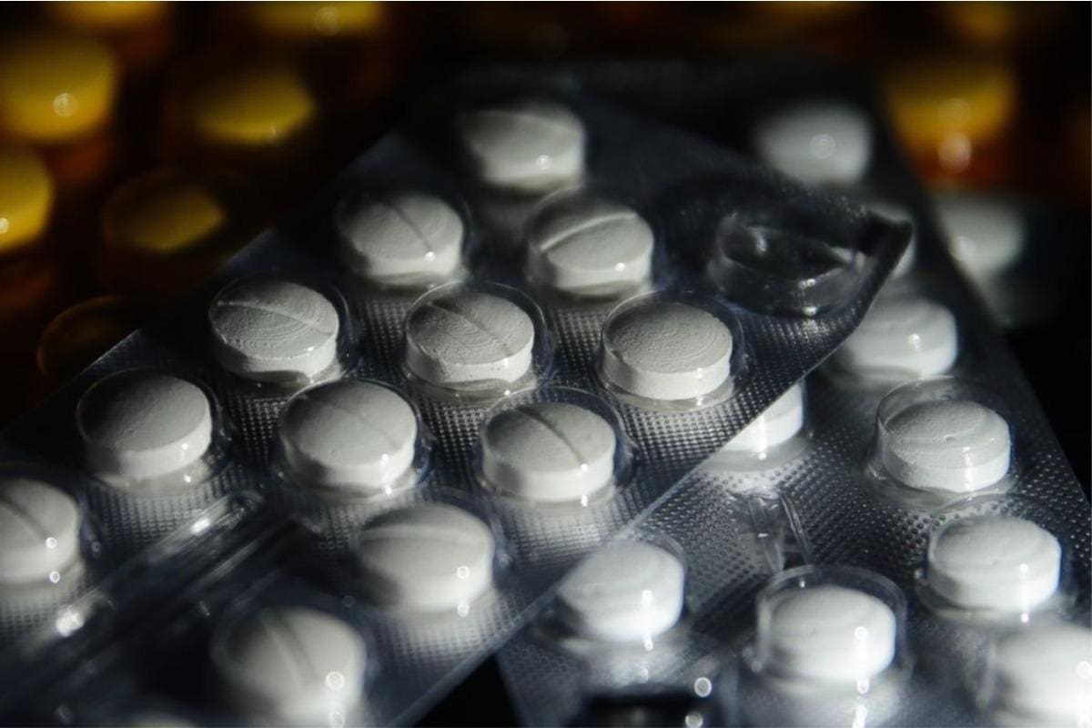 Quatro farmácias em Contagem foram interditadas por vender remédios vencidos e sem receita