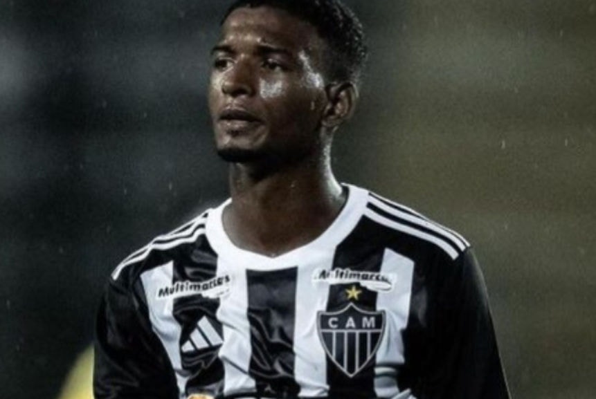 Volante Vitinho em ação pela equipe sub-20 do Atlético