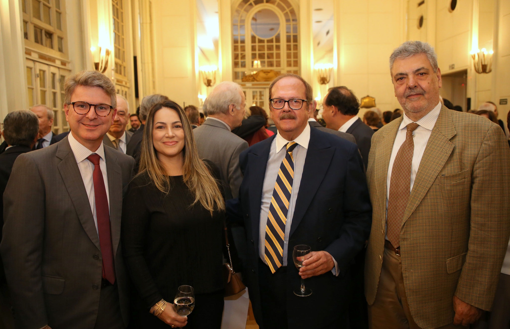No mesmo evento, a premiada "Família Stellantis", com Fabrício Biondo, vice-presidente de Comunicação Corporativa da Stellantis para a América do Sul; Mariana Cordeiro, relações públicas, o anfitrião Carlos Alberto Teixeira de Oliveira e Roberto Baraldi, das relações institucionais