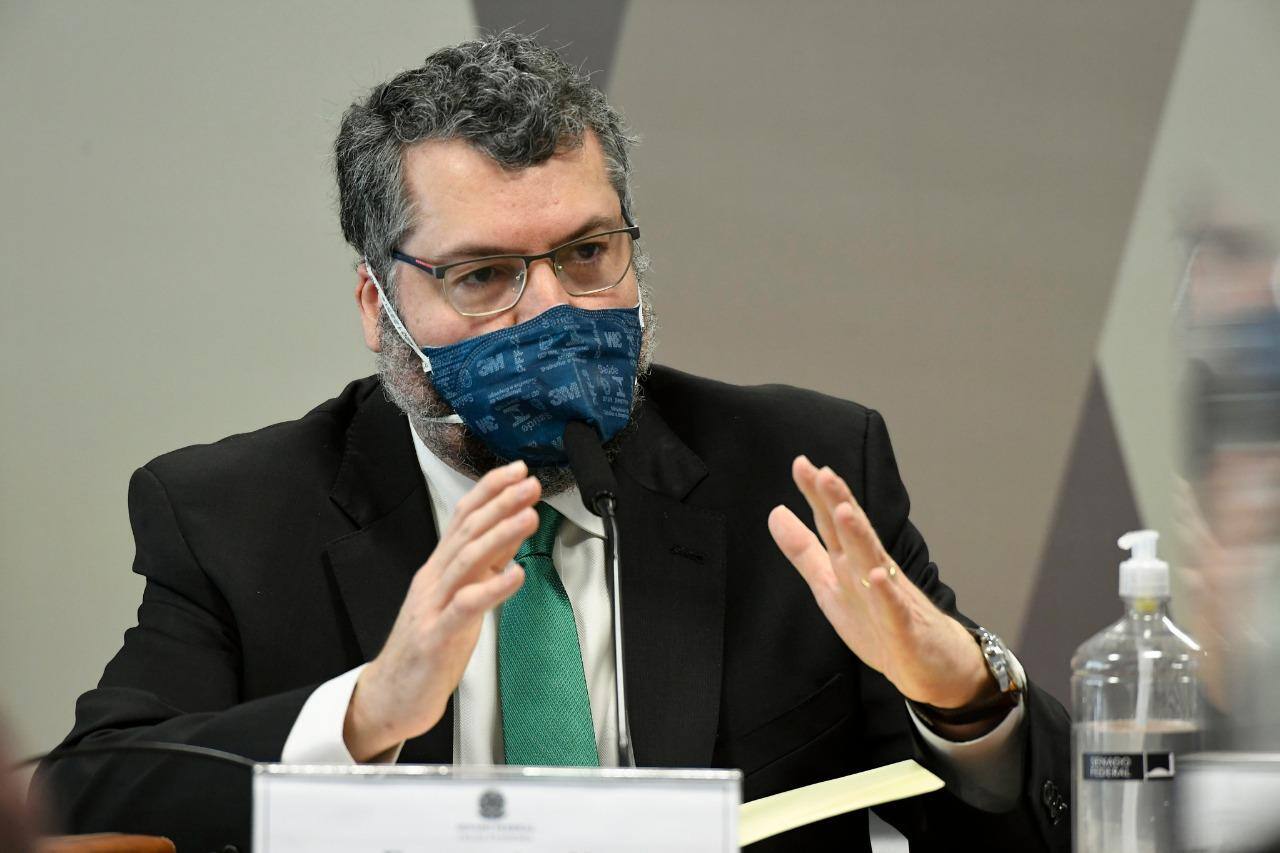Araújo diz não ver razões políticas para atraso de vacinas e insumos da China