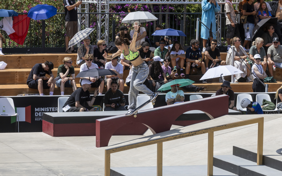 skatista em manobra de flip no street com shape clássico de sete camadas. (Julio Detefon / CBSk)