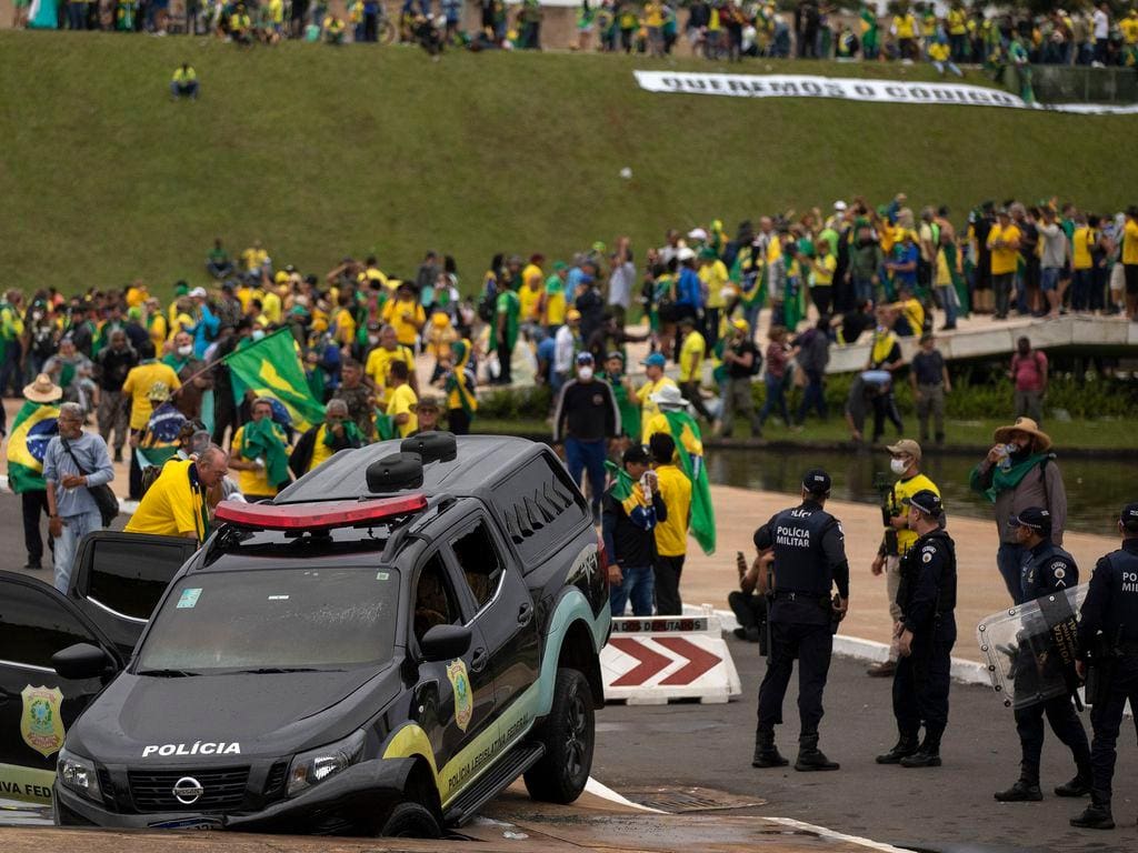 Carro da Polícia Legislativa é depredado por bolsonaristas radicais, em frente a policiais militares