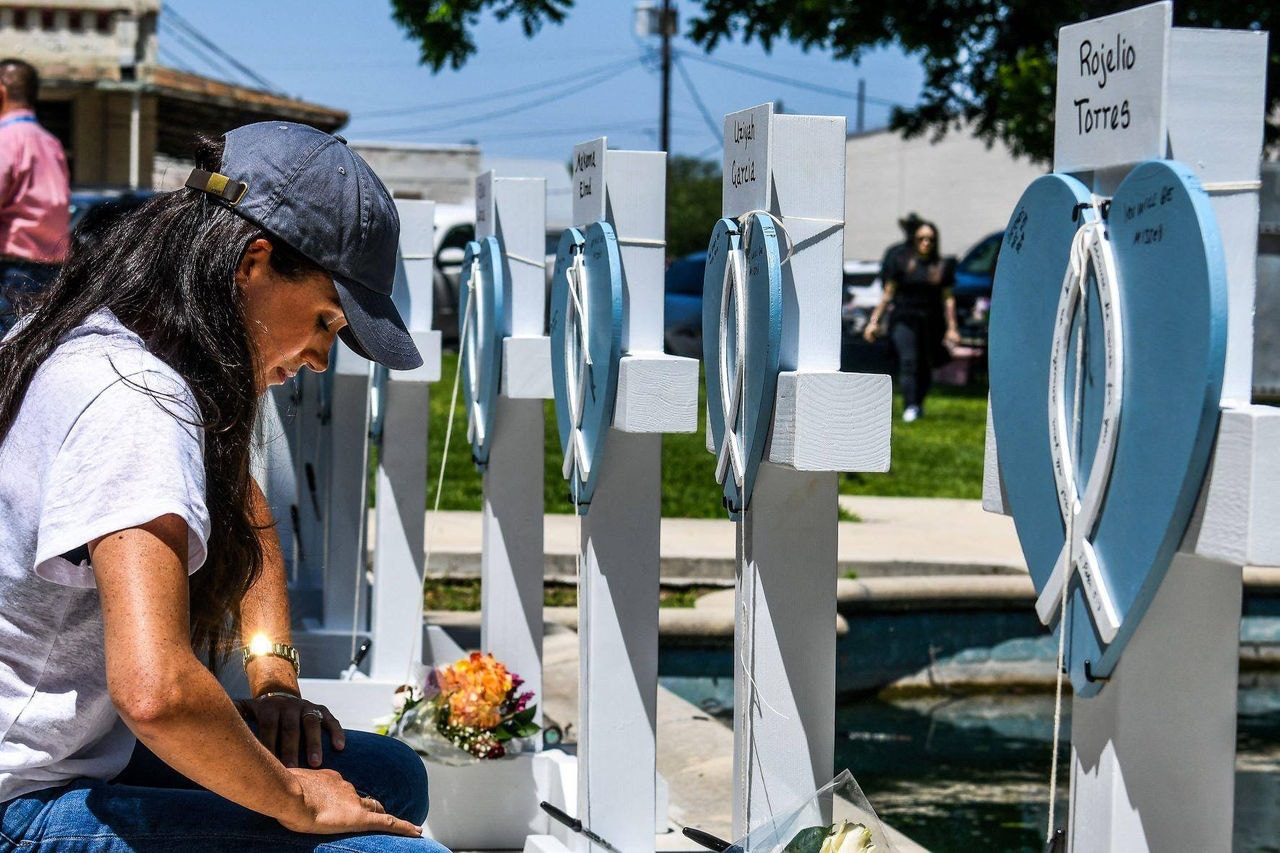 Meghan Markle visita o memorial montado ao lado de fora do tribunal de Uvalde