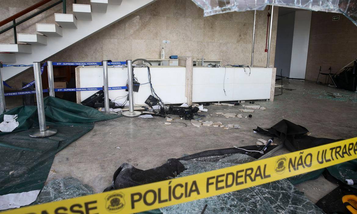 Na imagem, o interior do Supremo Tribunal Federal (STF) após os atos criminosos do 8 de janeiro