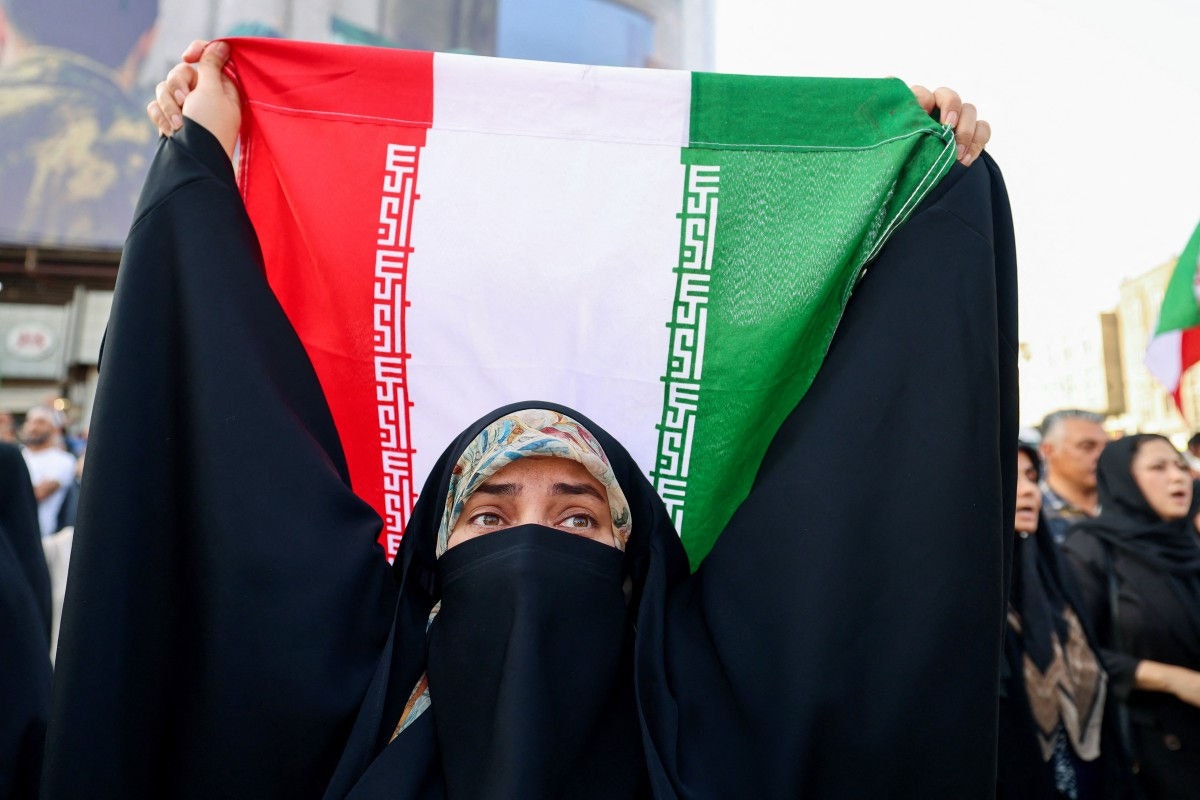 Iraniana participa de manifestação, no centro de Teerã, contra ataque dos EUA a instalações nucleares no Irã