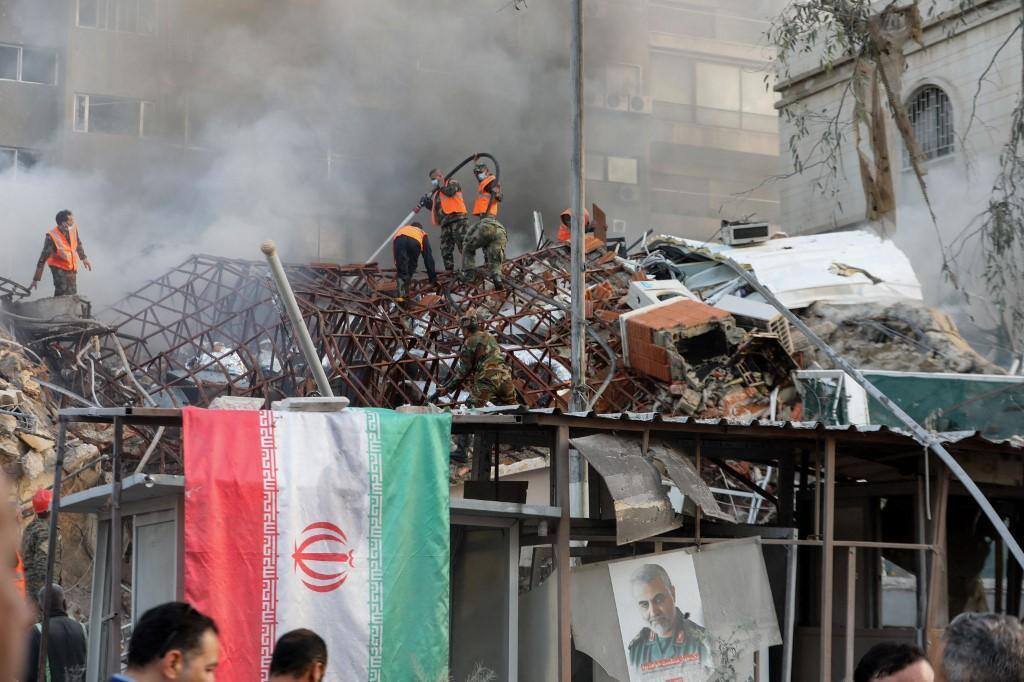 Prédio anexo à Embaixada do Irã, em Damasco, ficou destruído após ser alvo de ataque