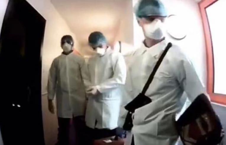 De acordo com o áudio, os suspeitos teriam se identificado como agentes da vigilância sanitária para entrar em prédios residenciais e roubá-los