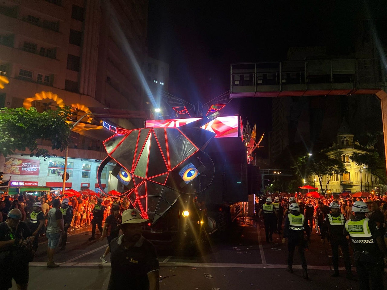 Trio do Alok ficou travado na avenida Afonso Pena