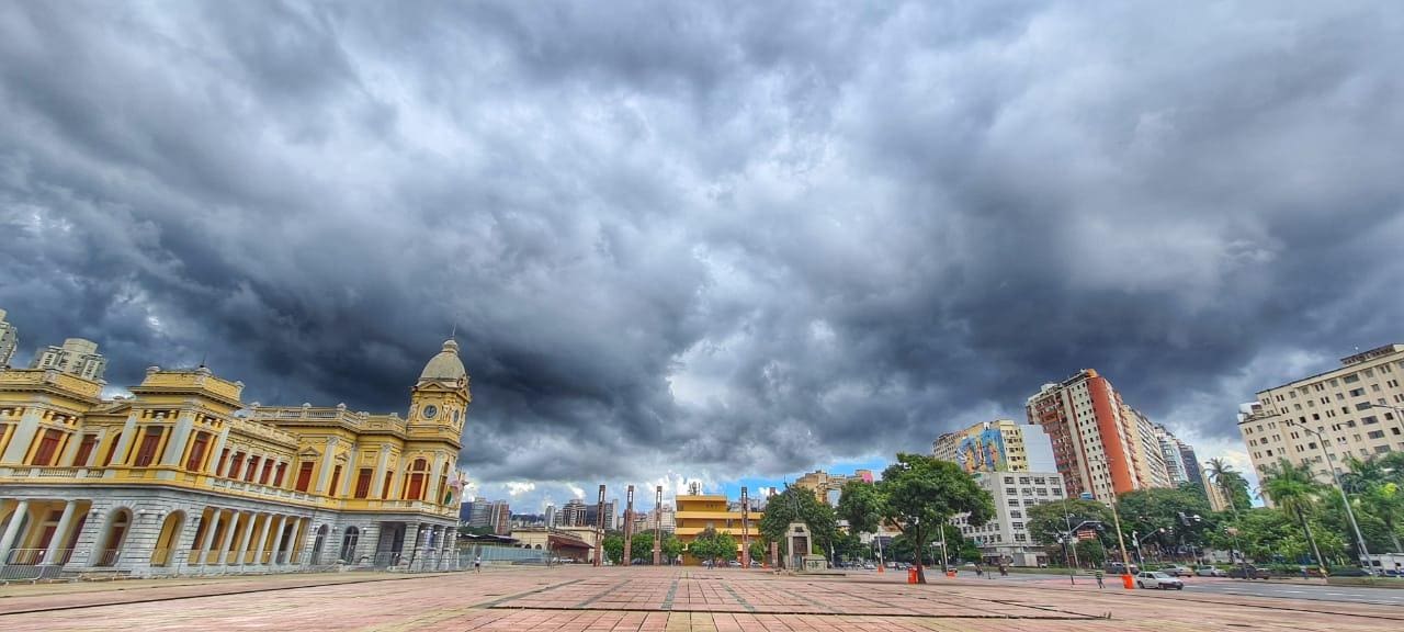 Céu nublado cobre a Praça da Estação em Belo Horizonte