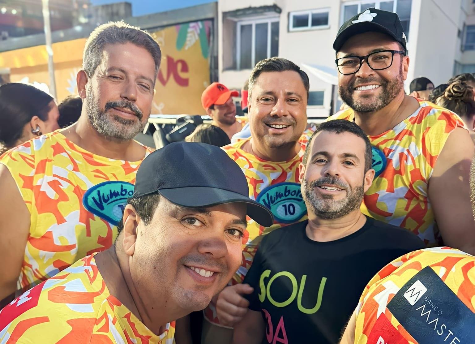 O presidente da Câmara dos Deputados, Arthur Lira, em meio a amigos políticos no bloco "Vumbora", no Carnaval de Salvador  (passe para o lado e veja mais)