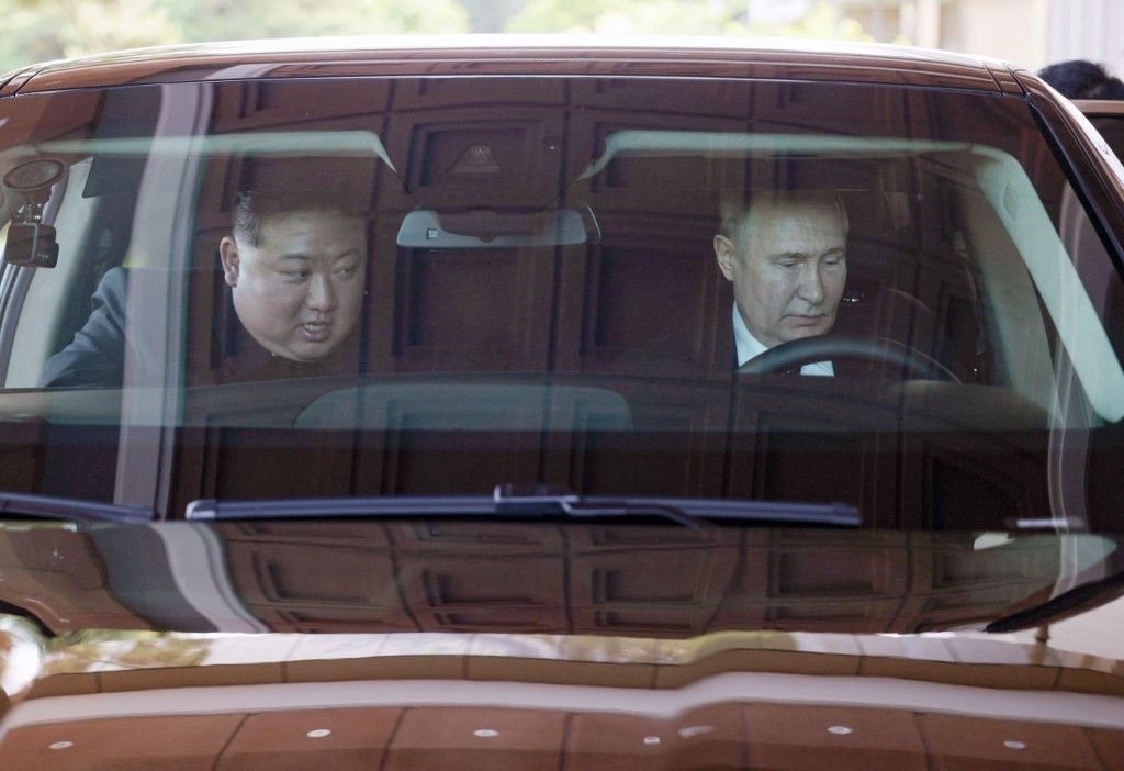 Putim e Kim durante passeio pelas ruas da Coreia do Norte