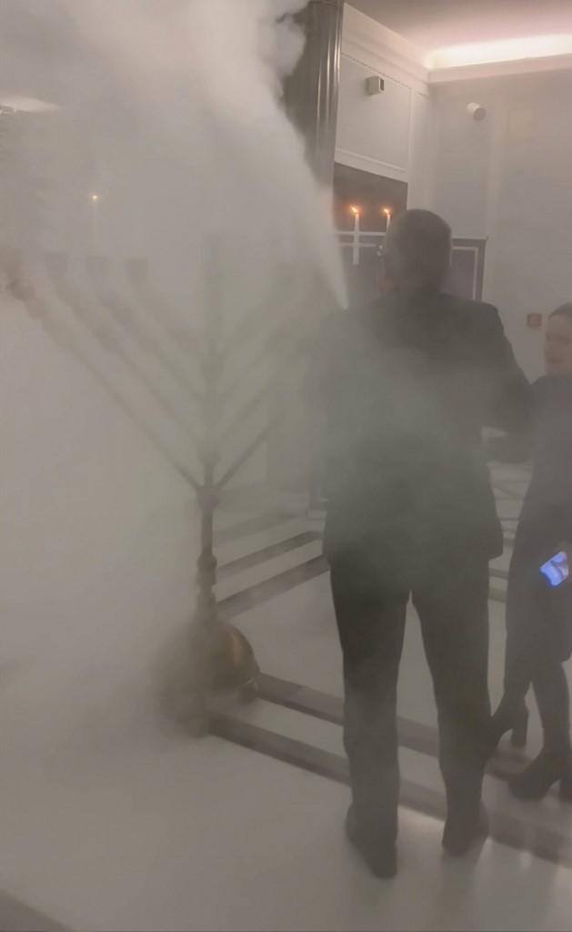 Deputado polonês Grzegorz Braun apagou, com um extintor, as velas de uma menorah que estava acesa no parlamento polonês