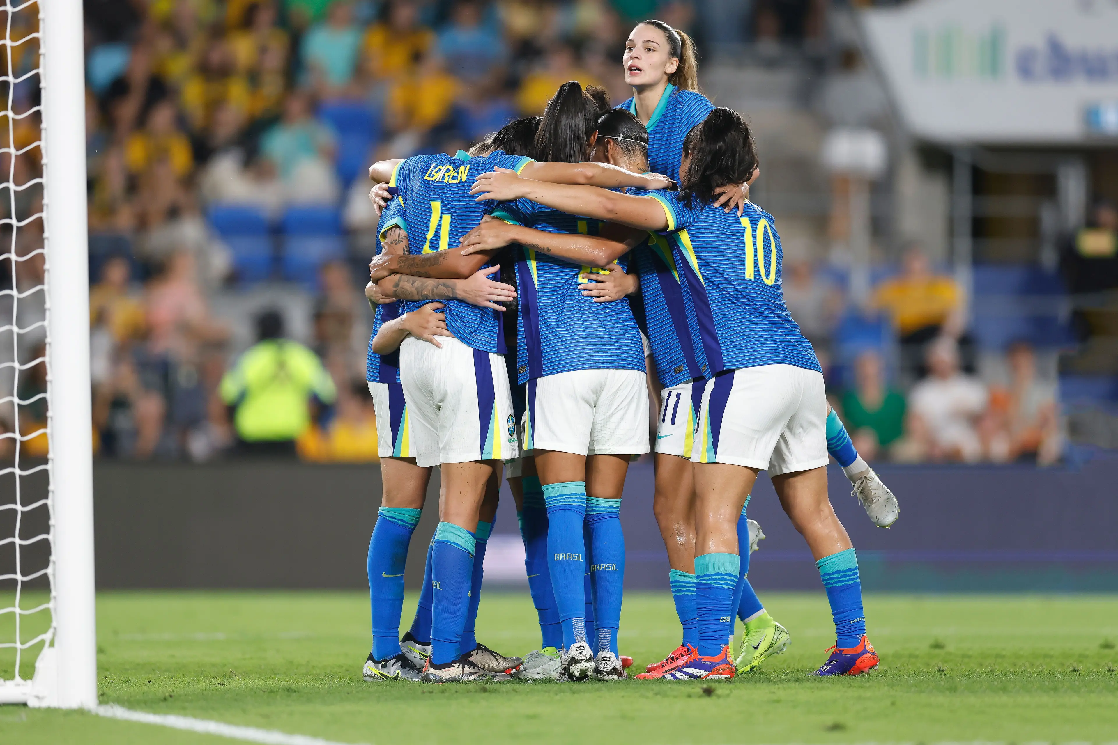 Jogadoras da Seleção comemoram o segundo gol contra a Austrália