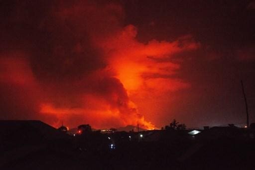 Vulcão Nyiragongo em atividade às margens do lago Kivu, na República Democrática do Congo