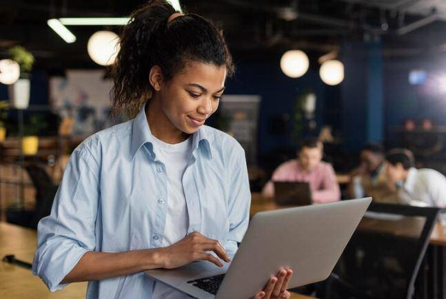 Jovens a partir de 16 anos podem se inscrever para cursos gratuitos de tecnologia da Prefeitura de BH
