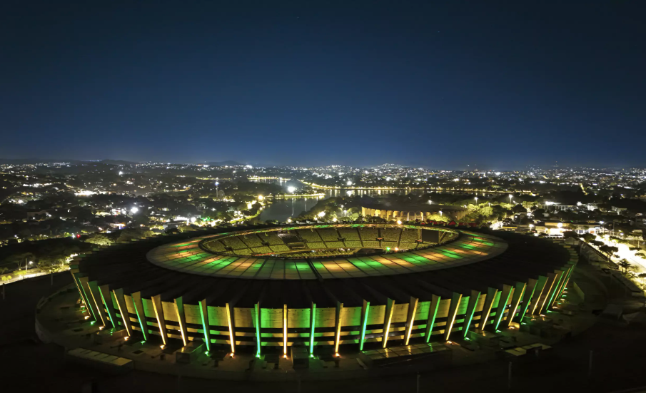 Mineirão iluminado em verde e amarelo para celebrar o anúncio da Copa do Mundo de Futebol Feminino no Brasil