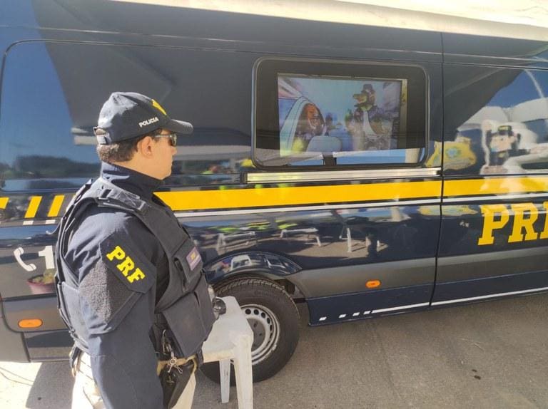 A Polícia Rodoviária Federal (PRF) realizou uma ação de abertura da Campanha Maio Amarelo nesta terça-feira (30 de abril), no km 524 da BR-040