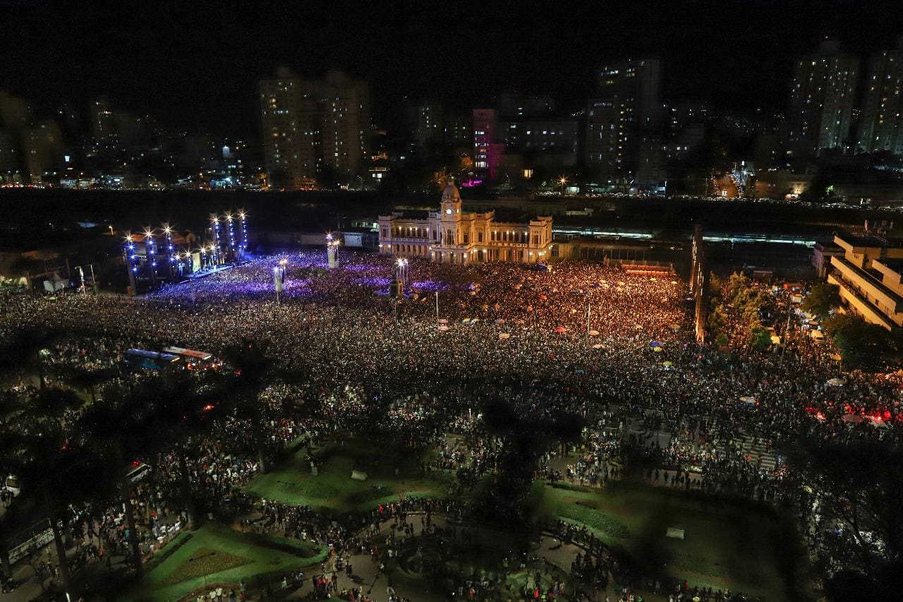Show de Marília Mendonça lota a praça da Estação