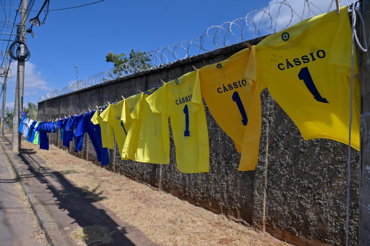 Antes mesmo da chegada de Cássio, vendedores ambulantes já vendem camisas com o nome do goleiro na porta da Toca da Raposa
