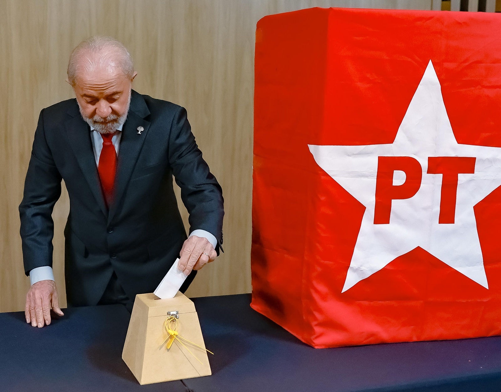 O presidente Lula votou na eleição interna do PT na manhã de domingo (6), antes da cúpula do Brics