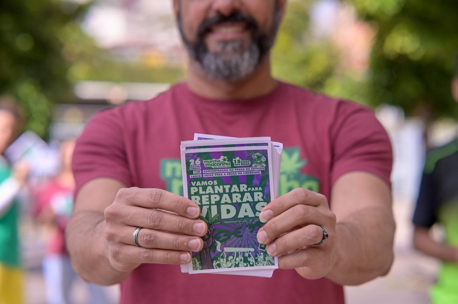 Foto mostra o ativista Pedro Campos segurando os panfletos, distribuídos na cidade no último dia 17 de agosto
