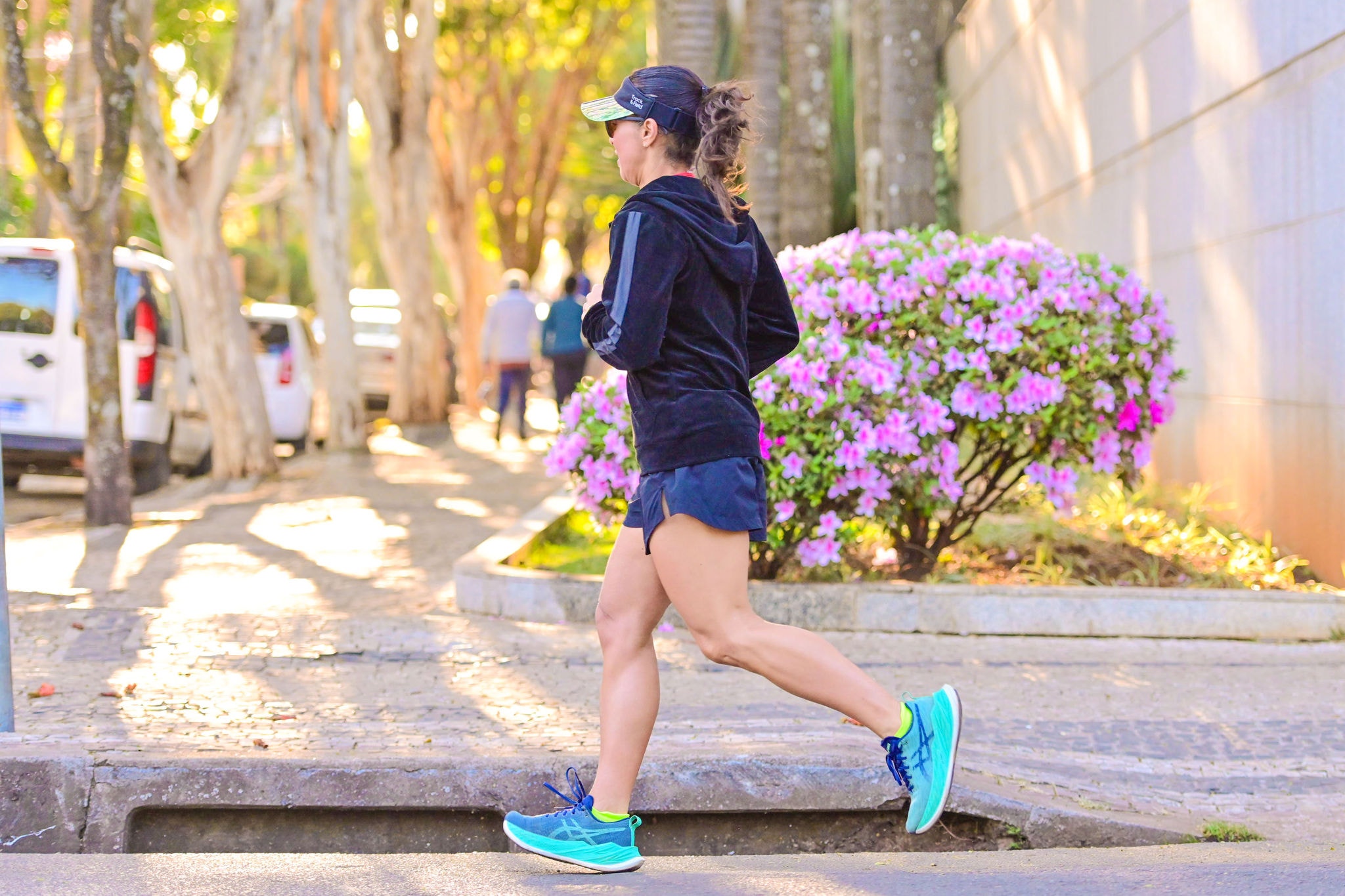 Usar roupas especiais, de preferência de tecidos sintéticos, ajuda na prática da corrida de rua no inverno