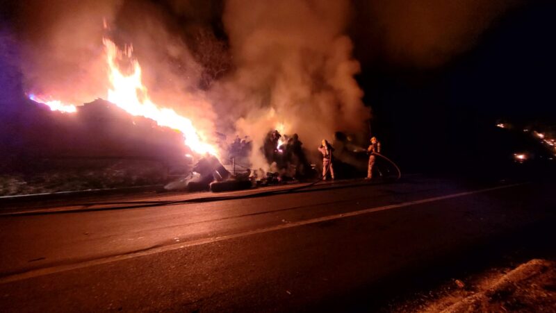 Incêndio destrói carreta na BR-251 em Salinas