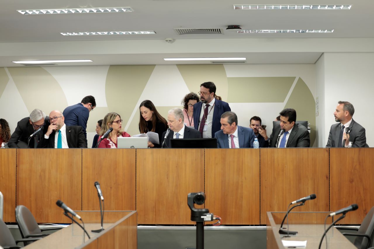 Propostas superaram as comissões de Administração Pública e de Fiscalização Financeira em um intervalo de quatro horas nesta terça-feira (24 de junho)