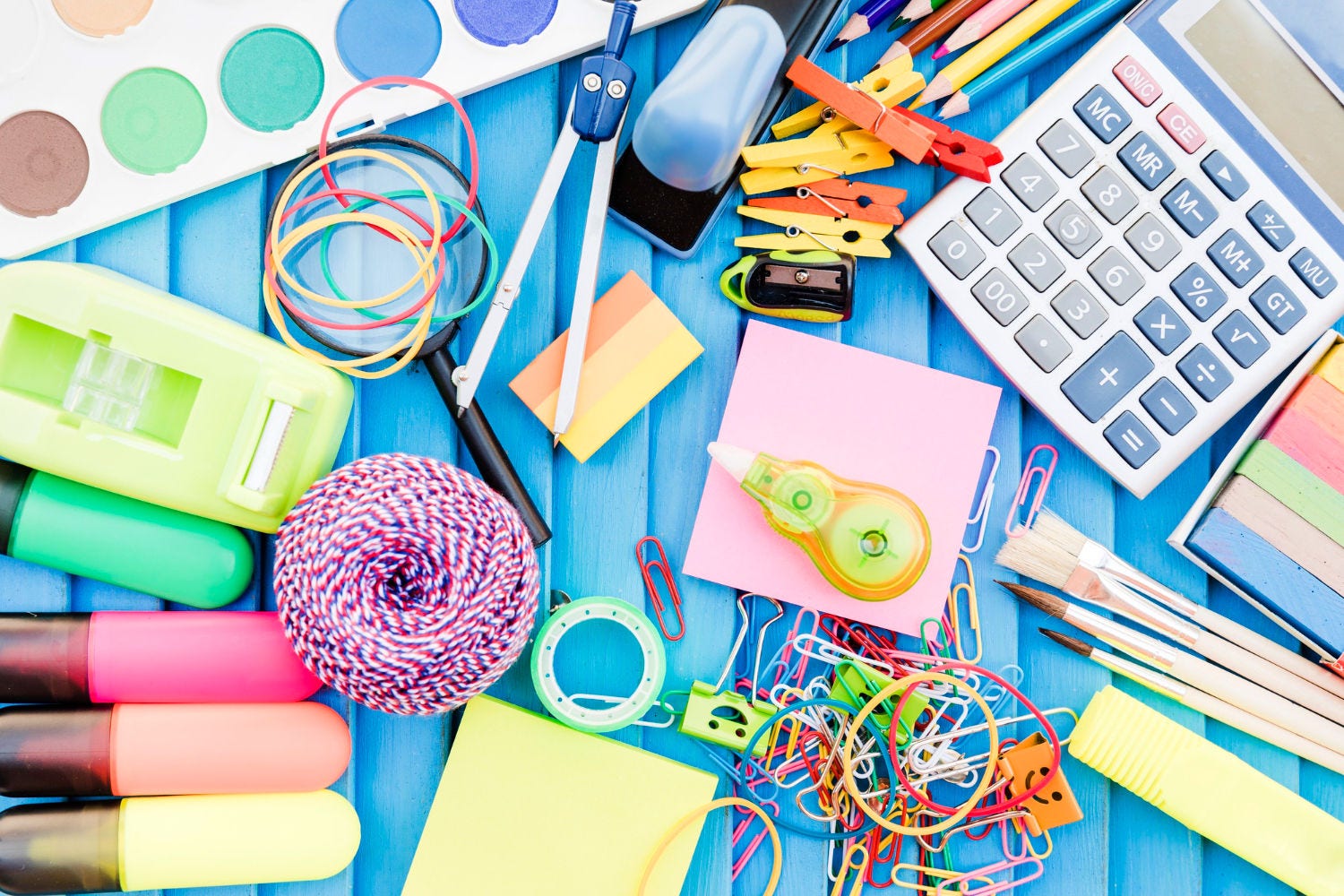 Feira reúne diversos fornecedores de material escolar e papelaria