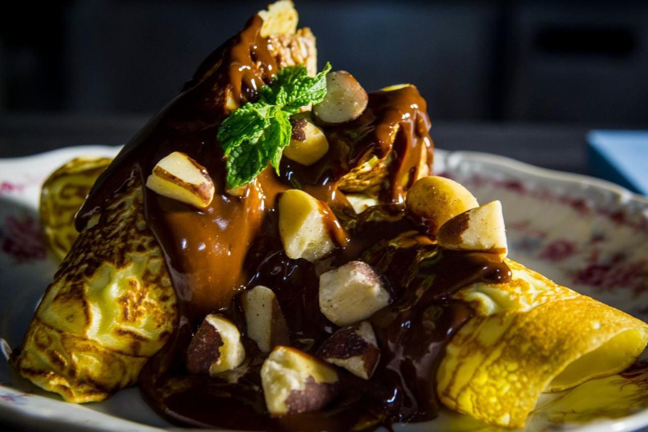 Panqueca doce com chocolate e castanhas ensinada pelo chef Luciano Avelllar