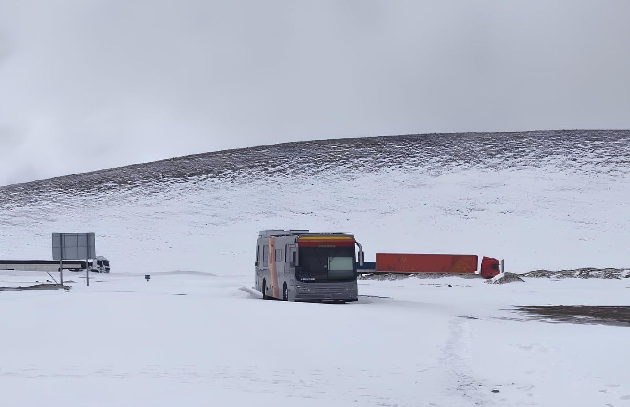 Ônibus onde estavam turistas brasileiros, parado na estrada que liga o Chile e a Argentina, por meio da Cordilheira dos Andes