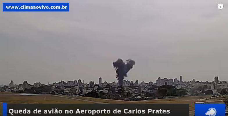 Avião decola no Carlos Prates e cai logo depois no Caiçara