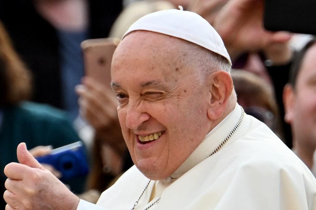 O papa francisco sorri durante aparição pública na praça de são Pedro, no Vaticano