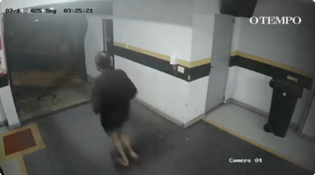 Imagens do circuito interno do prédio registraram momento que o suspeito invadiu o residencial e fugiu após se assustar com o alarme