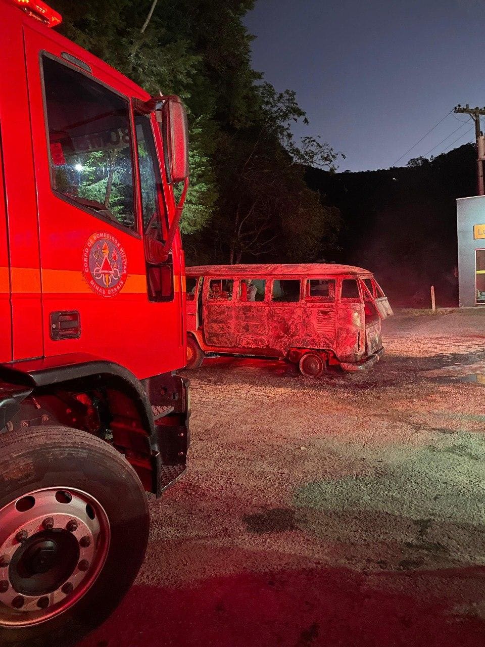 Kombi pegou fogo após motorista abastecer em um posto de combustível no interior de MG