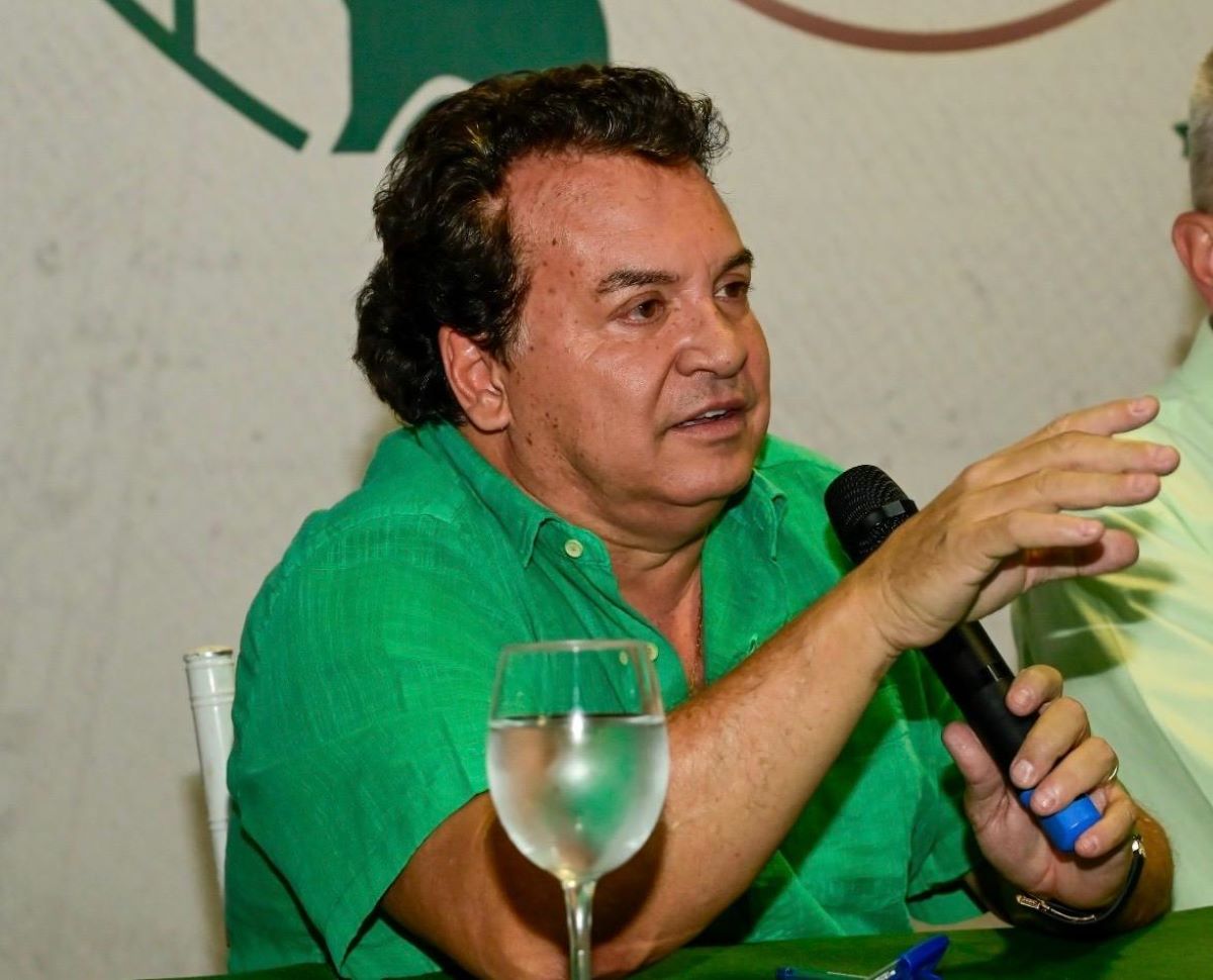 Alencar não poupou críticas e afirmou ter muitos anos que não vê um time 'tão feio quanto esse'