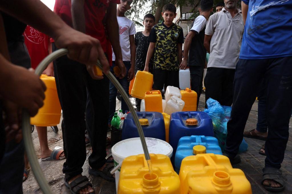 Palestinos em fila para água